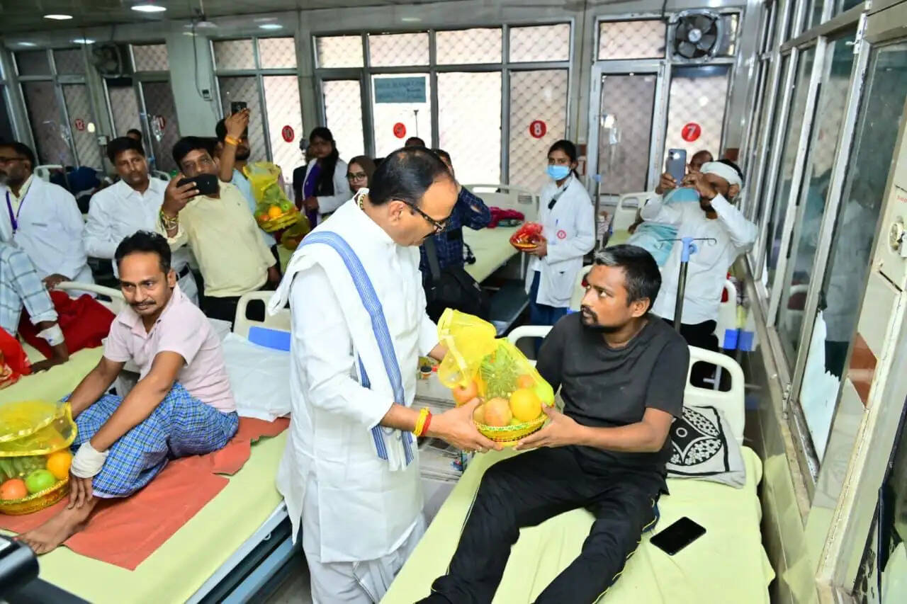 प्रधानमंत्री के जन्मदिन पर ब्रजेश पाठक ने सिविल अस्पताल में किया फल वितरण