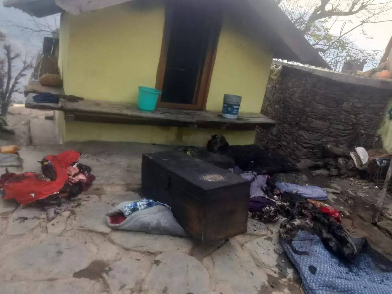 बड़कोट : बसराली गांव में एक घर लगी आग, ग्रामीणों ने बुझाई