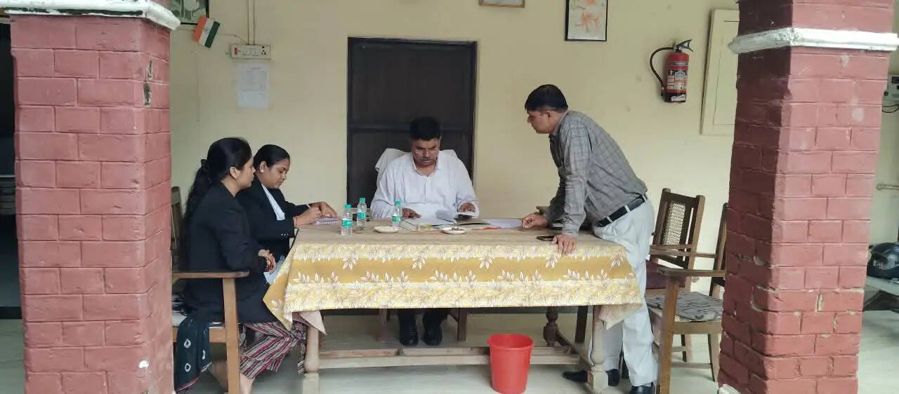 देवरिया : अनुश्रवण समिति ने किया राजकीय बाल गृह का औचक निरीक्षण, कर्मचारियों के पांच माह का वेतन भुगतान कराने के निर्देश