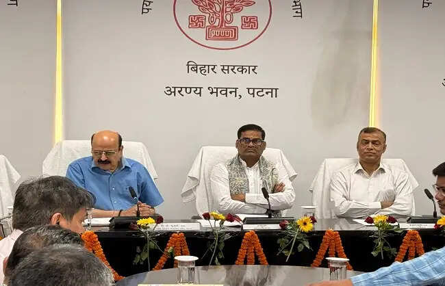 मंत्री डॉ प्रमोद ने स्वास्थ्य के हित के लिए चिन्हित उत्पादों पर प्रतिबंध का सख्ती से पालन का दिया निर्देश