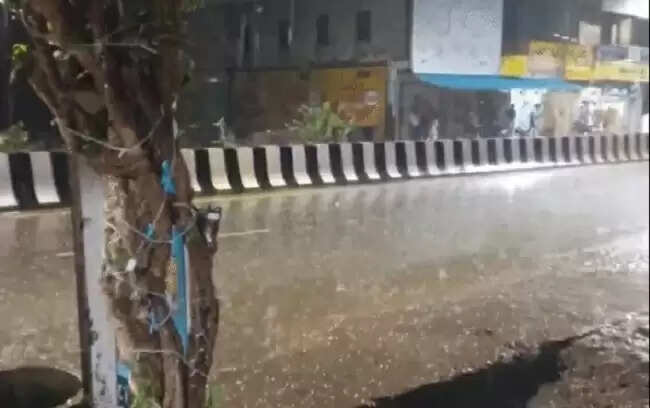 मध्य प्रदेश में फिर बदला मौसम, भीषण गर्मी के सागर-शिवपुरी में बारिश, ओले भी गिरे