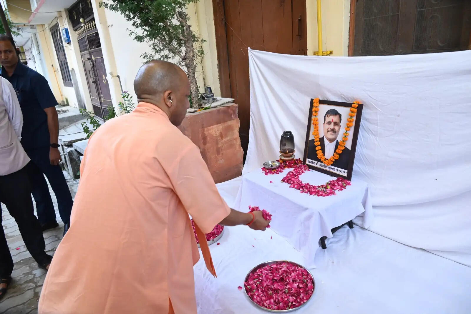 मुख्यमंत्री योगी ने दिवंगत अधिवक्ताओं के परिवार को दिया आर्थिक संबल