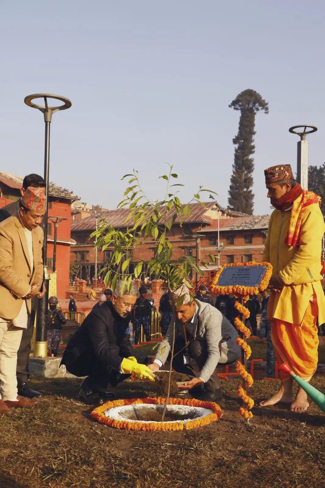 (अपडेट) काठमांडू में भारतीय विदेशमंत्री डॉ. जयशंकर ने पशुपतिनाथ मंदिर में की पूजा, रुद्राक्ष का पौधा रोपा