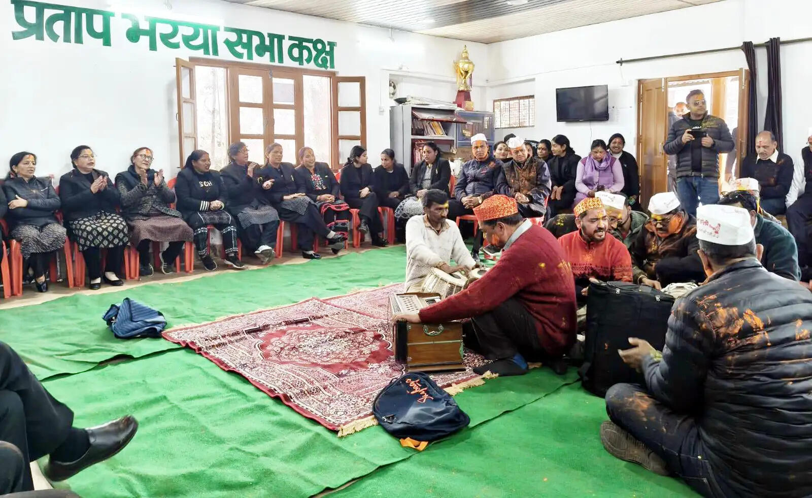 न्याय के मंदिर में घुली रंगों संग मिठास, जिला बार में होली उत्सव