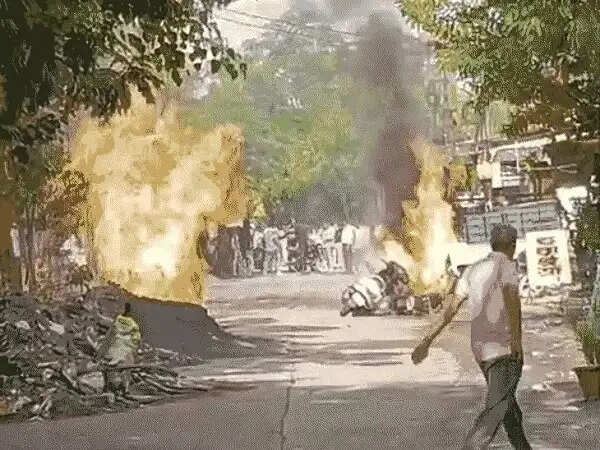 इंदौर में गैस पाइपलाइन में ब्लास्ट, चार लोग झुलसे,&nbsp;बोरिंग के दौरान क्षतिग्रस्त हुई पाइपलाइन