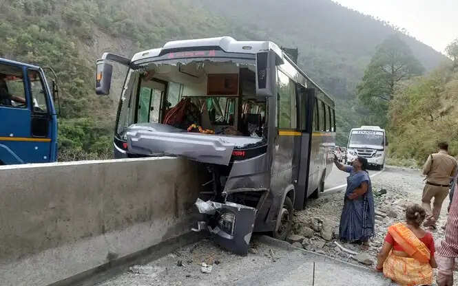 भवाली-अल्मोड़ा हाईवे पर बस हादसा, 14 यात्री घायल