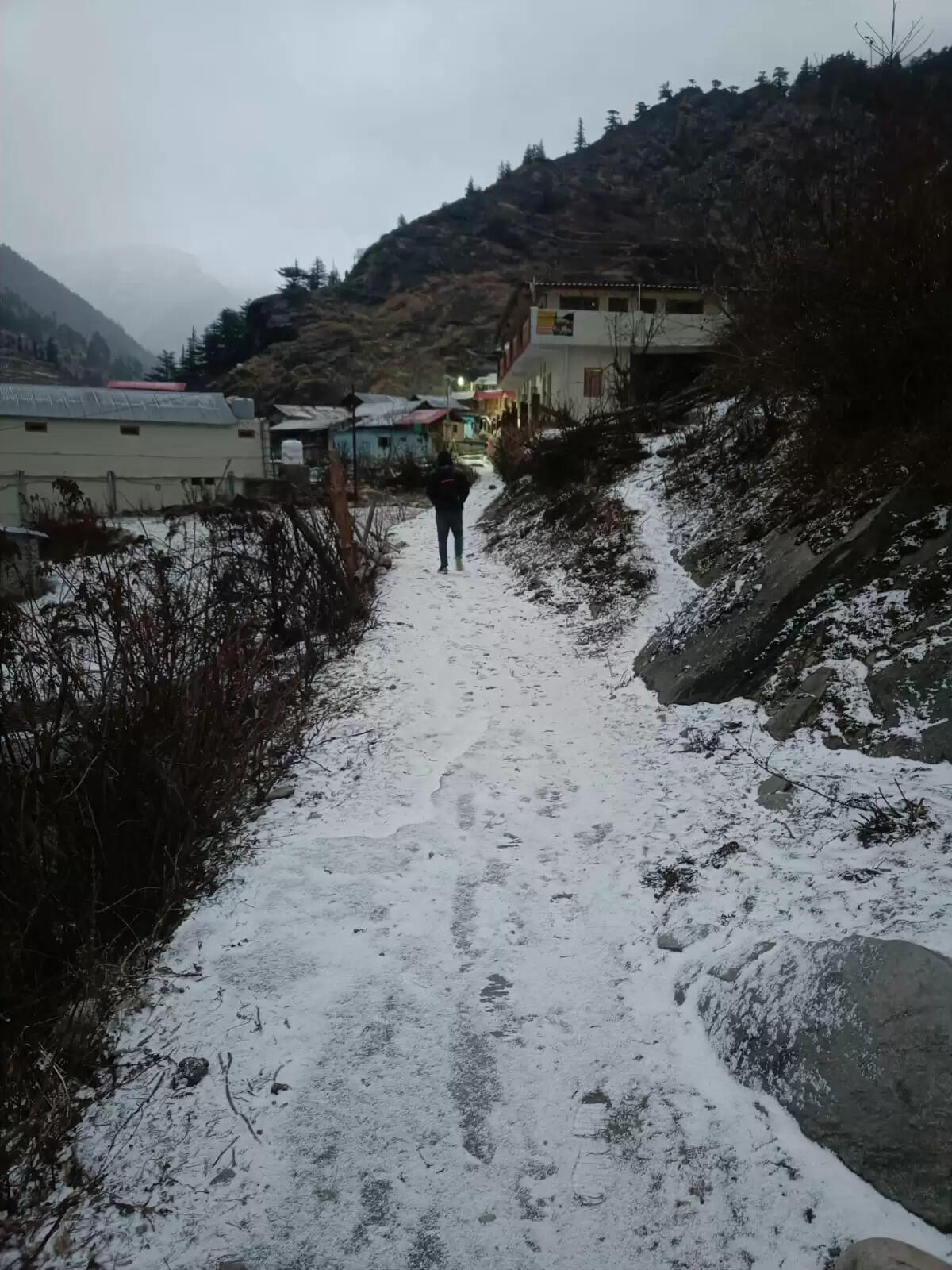 गंगोत्री धाम में बर्फ की चादर! हर्षिल घाटी में पहली बर्फबारी से काश्तकारों के चेहरे खिले