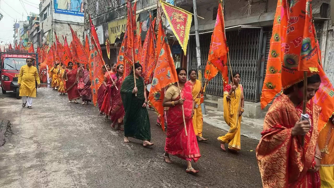 श्री खाटु श्याम भक्त मंडल द्वारा 251 निशान के साथ निकली भव्य शोभा यात्रा