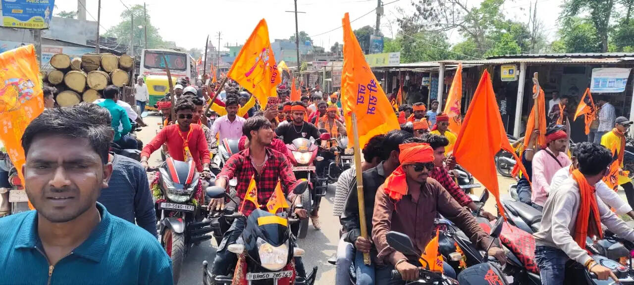 विहिप और बजरंग दल के तत्वावधान में निकाली गई शोभा यात्रा