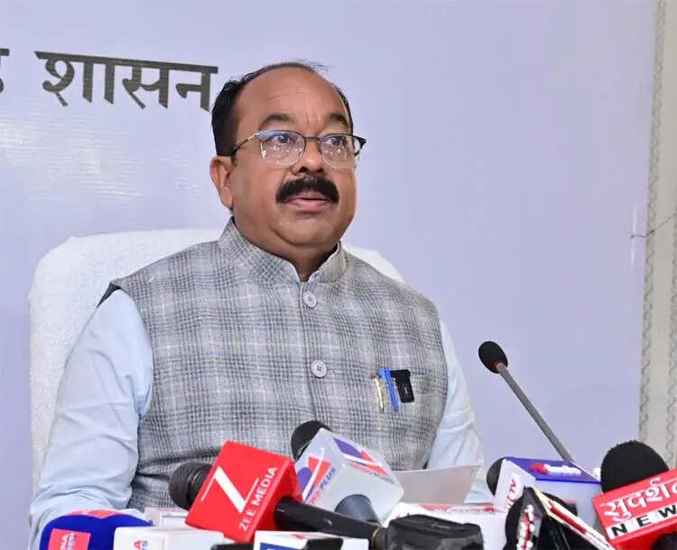 सड़कों और पुलों के निर्माण की धीमी गति पर बिफरे उप मुख्यमंत्री अरुण साव, दाे ठेकेदारों का पंजीयन निरस्त