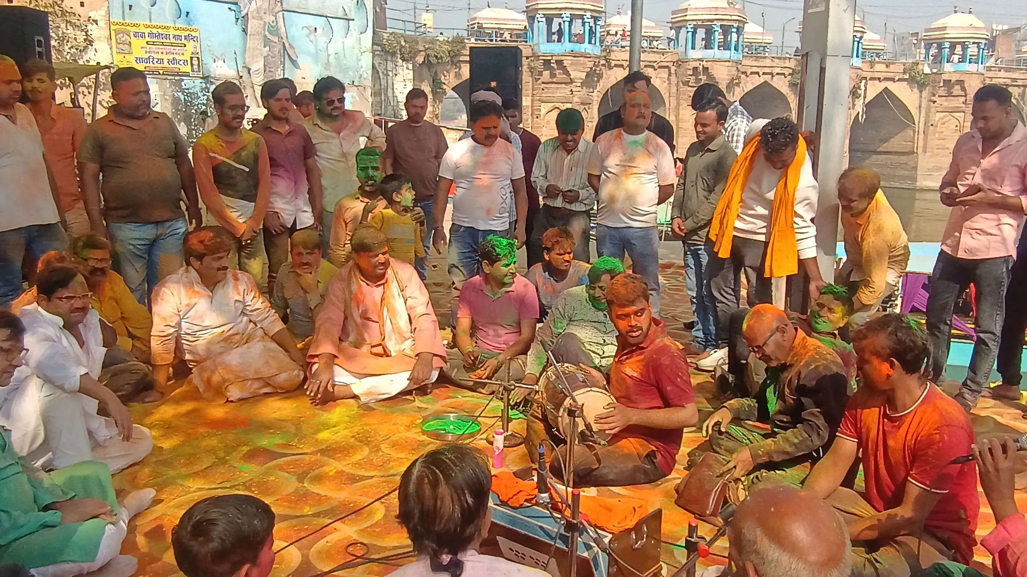 गोपी घाट पर गूंजे पारंपरिक फाग गीत, होली के रंग में सराबोर हुए लोग