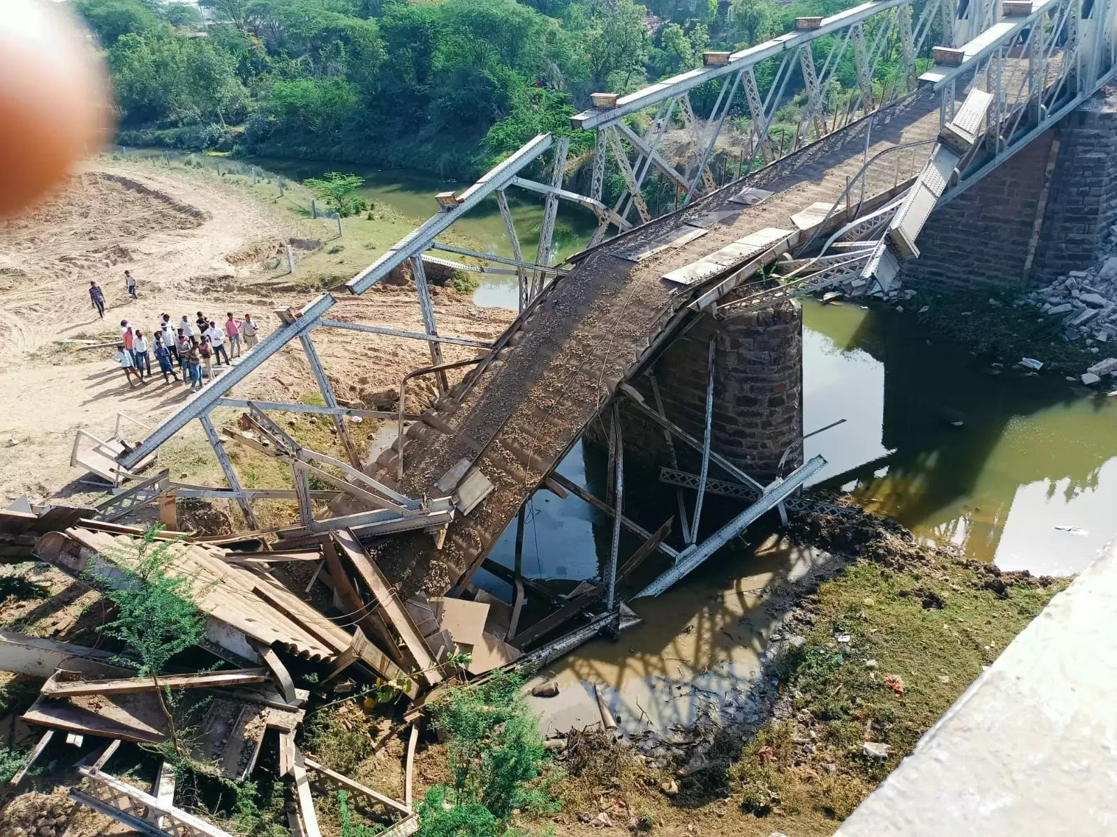 (अपडेट)मुरैना: अंग्रेजों के जमाने में बना रेलवे का पुल गिरा, पांच मजदूर घायल
