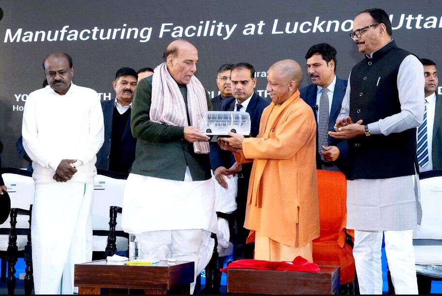 यूपी में बनेगा सेनाओं के लिए हथियार, गोला-बारूद और लड़ाकू जहाजों का सामान : राजनाथ सिंह