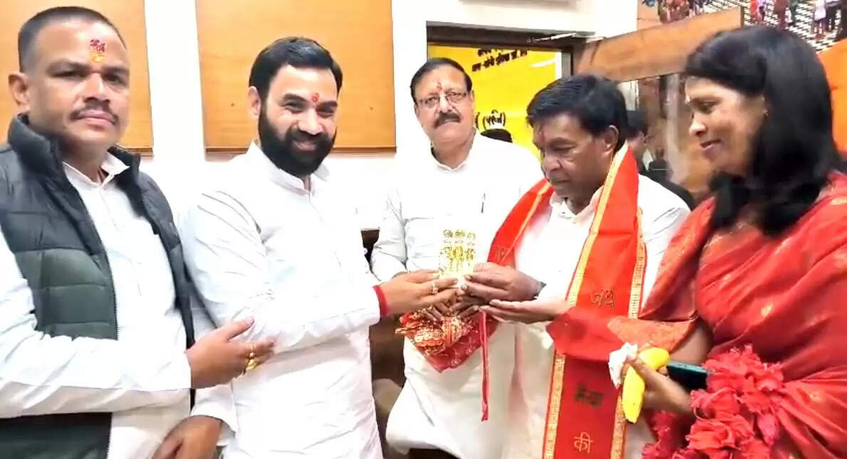 मॉरीशस के पूर्व राष्ट्रपति पृथ्वीराज सिंह रूपुन ने हर की पैड़ी पर की गंगा पूजा