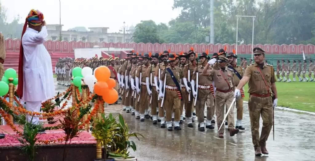 शिक्षा एवं पंचायती राज मंत्री ने किया ध्वजारोहण