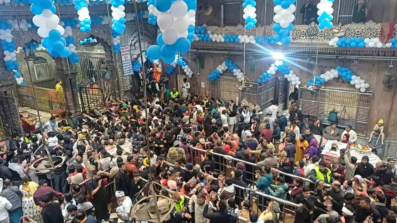 एक जनवरी को रत्न जड़ित पोशाक धारण करेंगे श्रीबांकेबिहारी, मंदिर में उमड़ी जबरदस्त भीड़