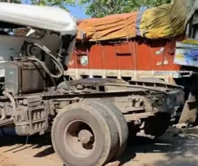 रिंग रोड पर भिड़े तीन ट्रेलर, दो चालकों की मौत