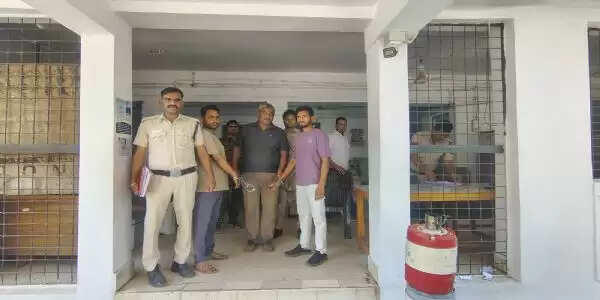 मैहर : अवैध शराब तस्करों पर पुलिस का बड़ा शिकंजा, तीन आरोपी गिरफ्तार