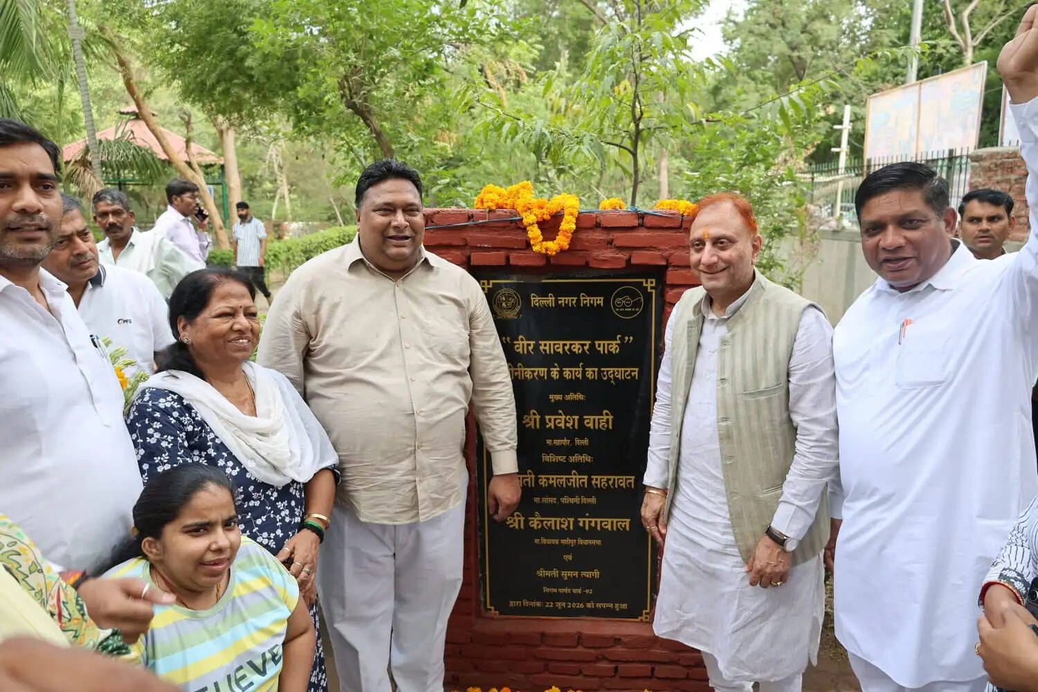 महापौर ने मादीपुर में स्वच्छता अभियान का किया नेतृत्व, वीर सावरकर पार्क के सौंदर्यीकरण एवं नवीनीकरण कार्यों का उद्घाटन
