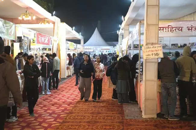 प्रयागराज पुस्तक मेला में स्त्री विमर्श और प्रेम साहित्य की ओर युवाओं का बढ़ता रुझान