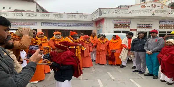 महामण्डलेश्वर स्वामी रूपेन्द्र प्रकाश के नेतृत्व में संतों का जत्था अयोध्या रवाना