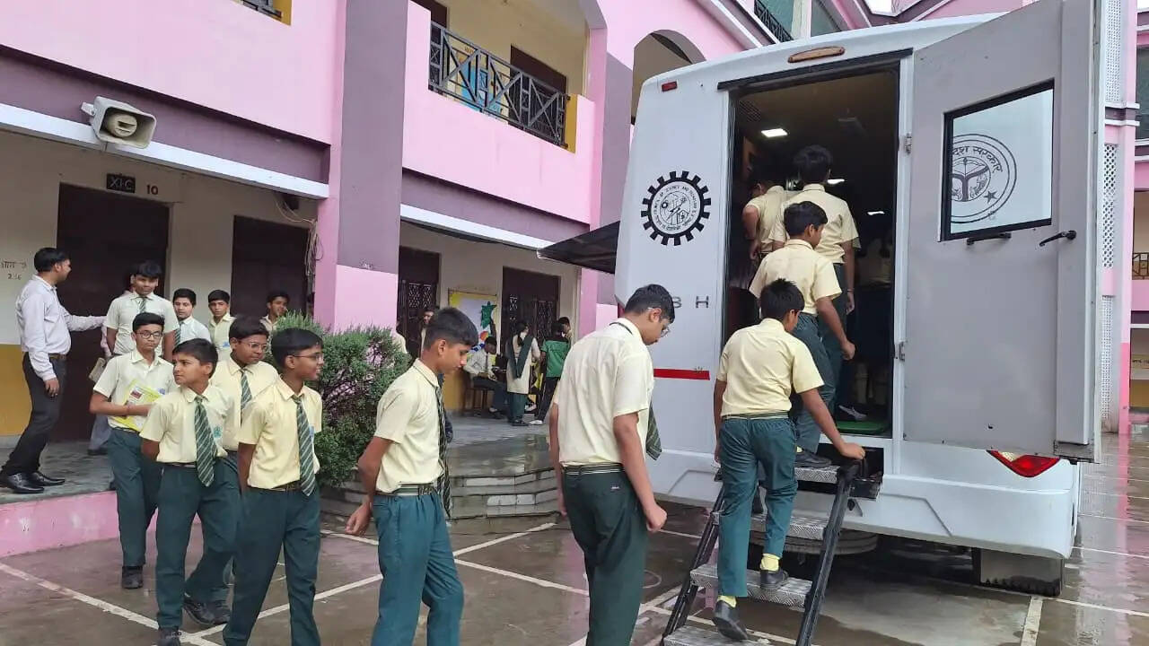 आईआईटी कानपुर की विज्ञान बस पहुंची मीरजापुर, चलते-फिरते साइंस लैब से रुबरु हुए 283 विद्यार्थी