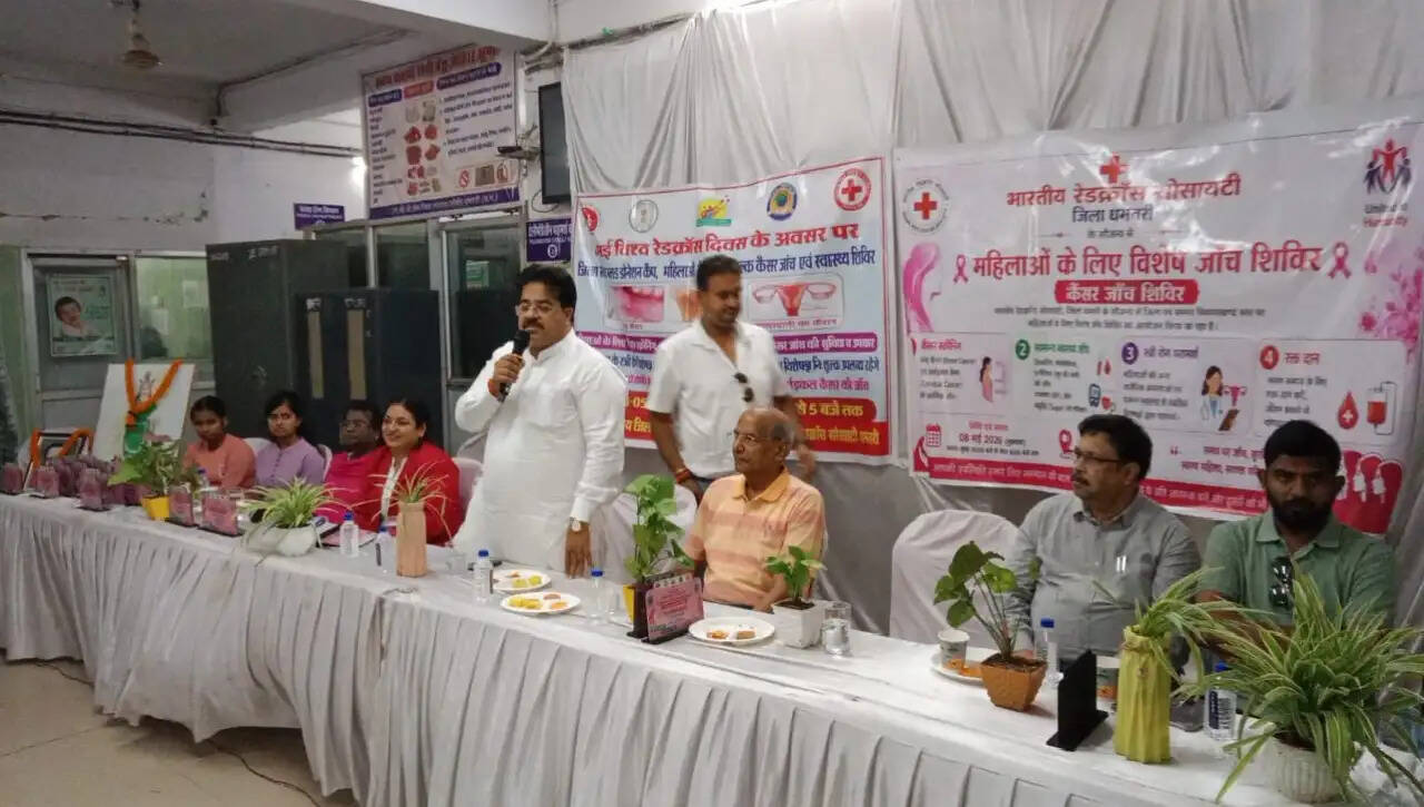 विश्व रेडक्रॉस दिवस पर जिला अस्पताल में लगा विशाल रक्तदान शिविर