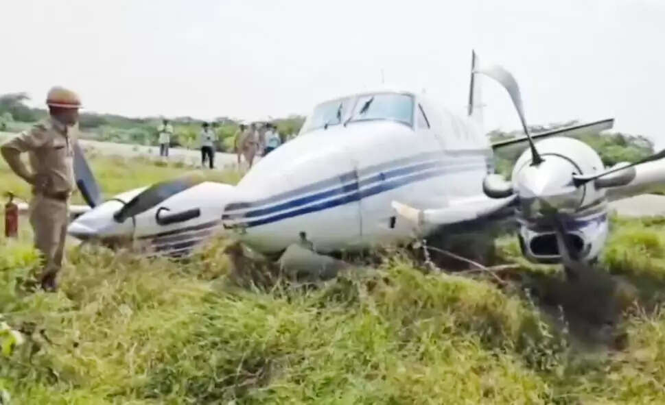 उप्र के फर्रुखाबाद में विमान दुर्घटनाग्रस्त, सभी बाल-बाल बचे