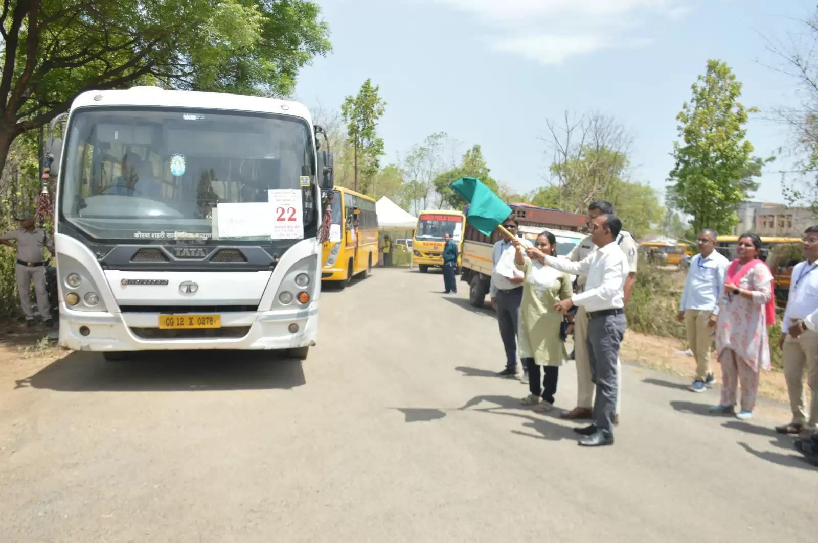 कोरबा: कलेक्टर-एसपी ने महिलाओं का किया उत्साहवर्धन, हरी झण्डी दिखाकर बसों को किया रवाना