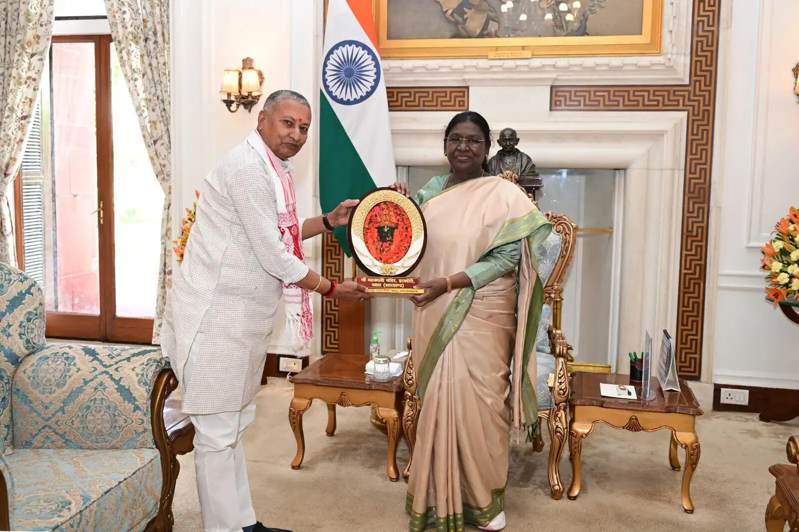 (संशोधित) चतरा के सांसद ने की राष्ट्रपति से मुलाकात, मां भद्रकाली का प्रतीक चिन्ह किया भेंट