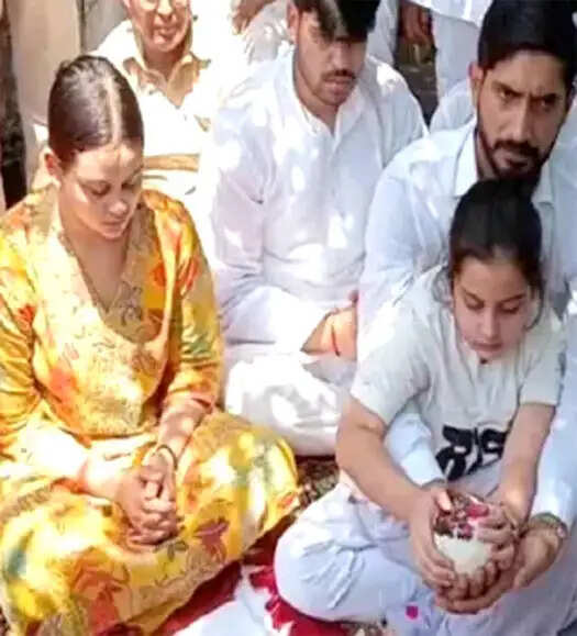 प्रतीक यादव की अस्थियां गंगा में प्रवाहित