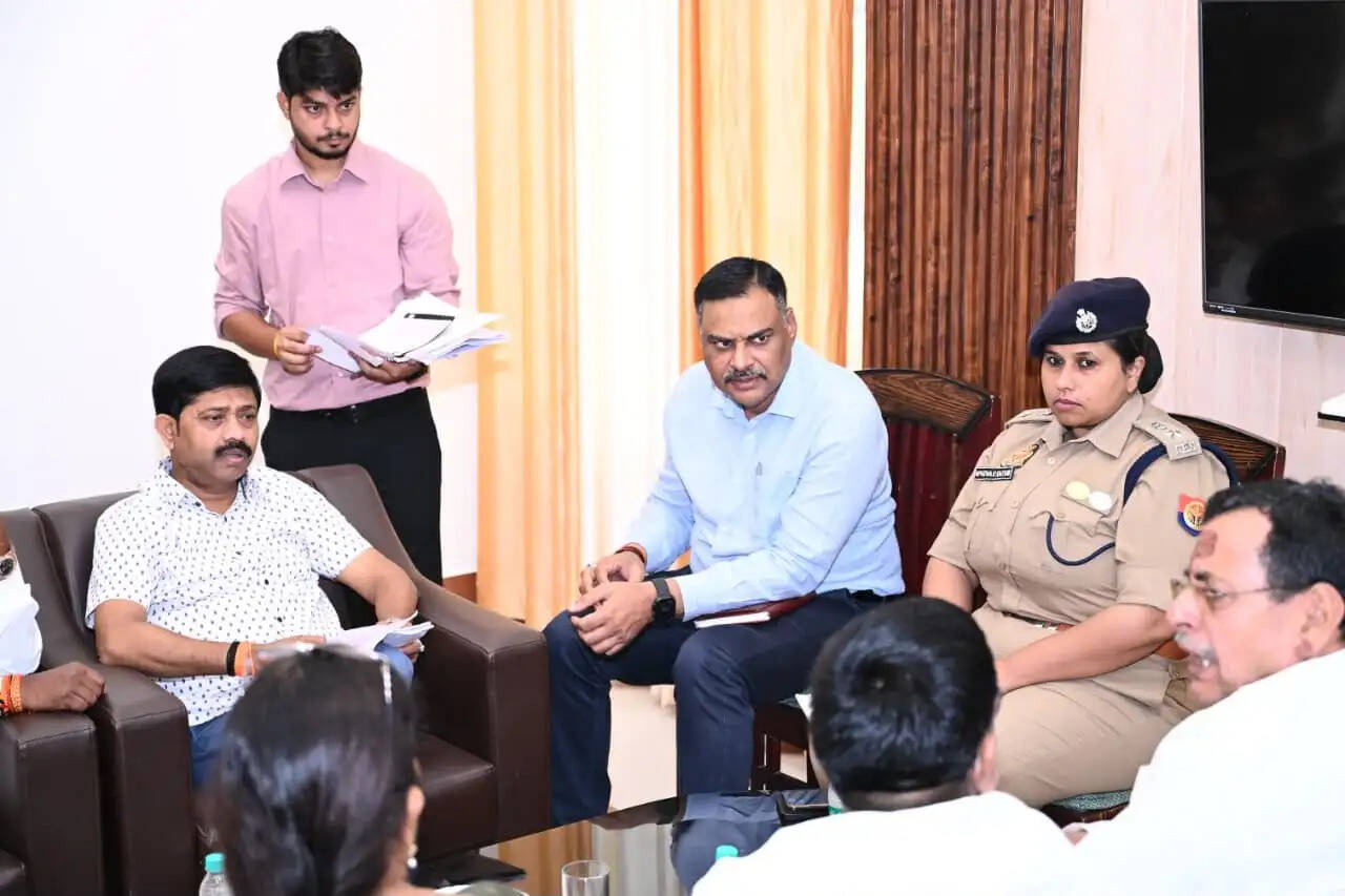 सेवा संकल्प अभियान की तैयारियों पर मंथन, प्रभारी मंत्री ने अधिकारियों को दिए निर्देश
