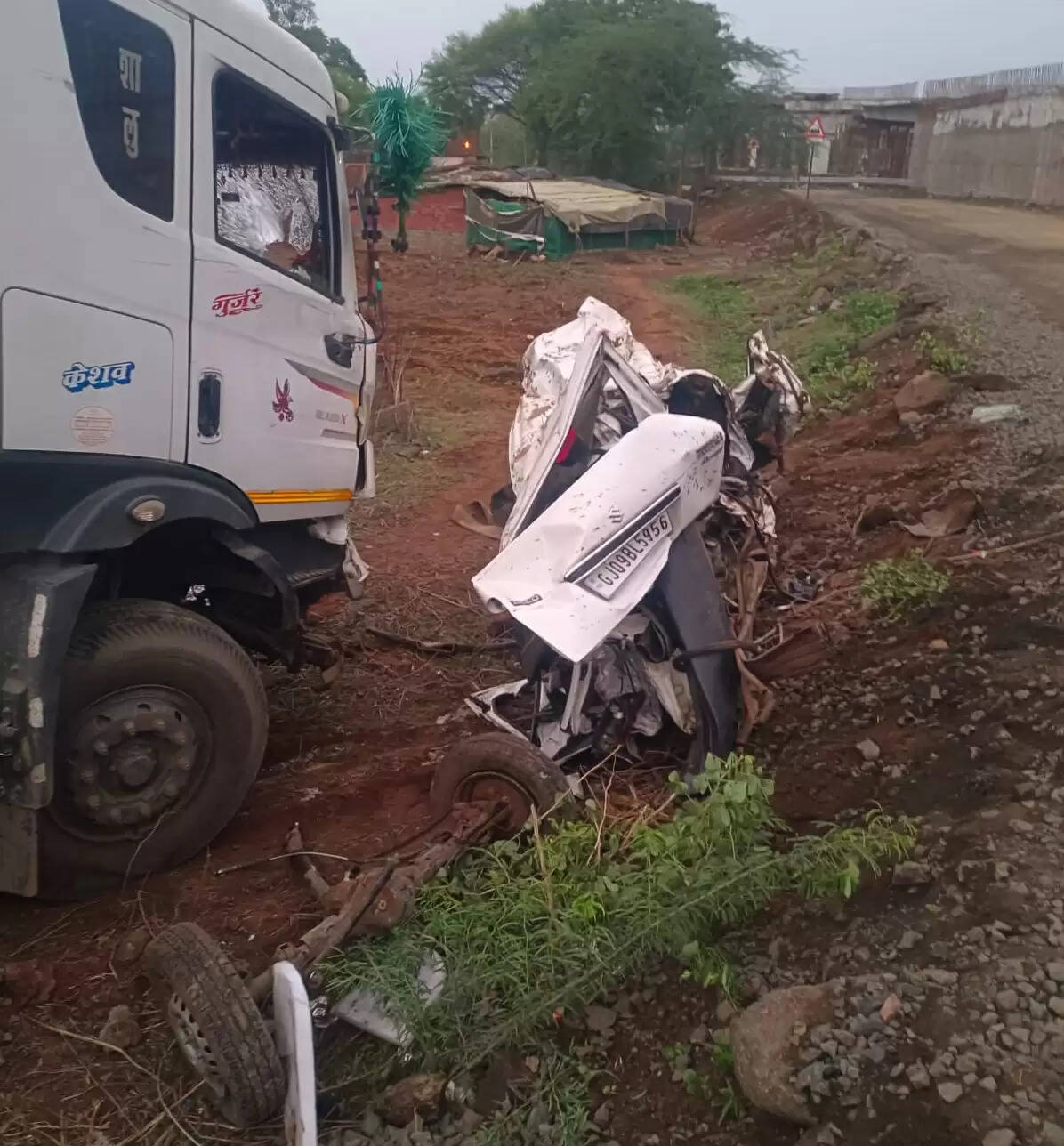 झाबुआ: ट्राले की चपेट में आने से हुई भीषण दुर्घटना में नौ लोगों की मौके पर ही मौत, दो घायल