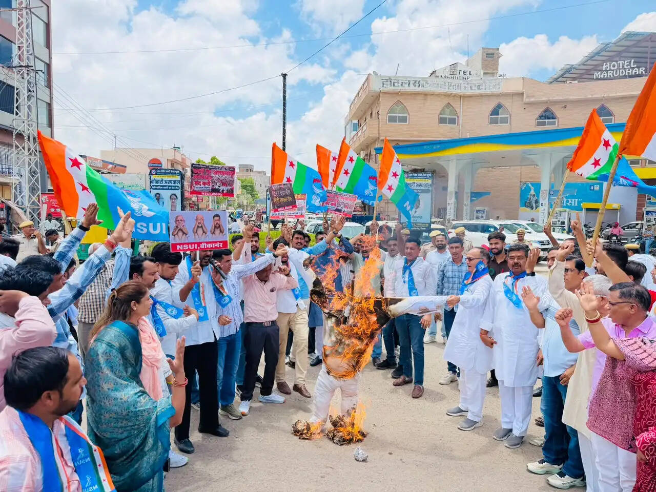 पेपर लीक, युवाओं पर लाठीचार्ज और राहुल गांधी की गिरफ्तारी के विरोध में एनएसयूआई का प्रदर्शन