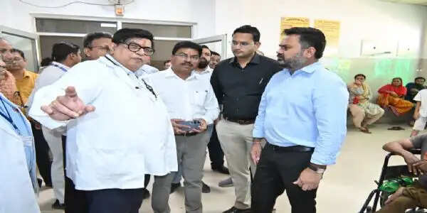 अस्पताल का निरीक्षण कर जिलाधिकारी का निर्देश— कमियां मिलने पर तत्काल सुधारें