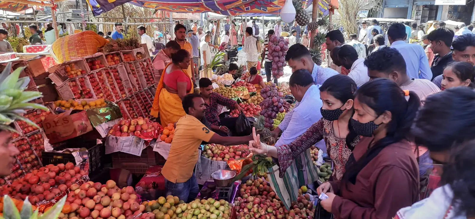 छठ के समानों से सजा बाजार,खरीददारों की उमड़ी भीड़