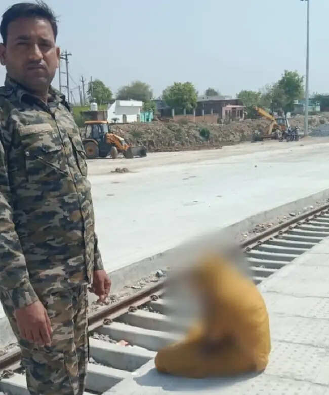 निवाड़ी: डायल 112 के जवानों ने आत्महत्या के लिए रेलवे पटरी पर बैठी महिला को बचाया