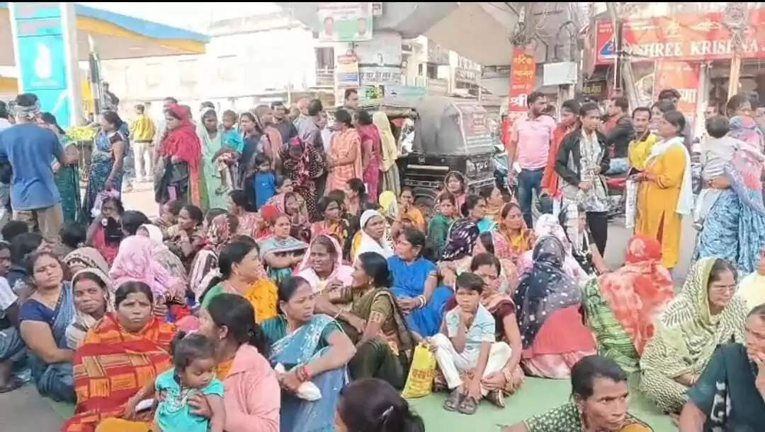 रेलवे नोटिस के विरोध में कोरबा में उग्र आंदोलन, मुख्य चौक पर सैकड़ों लोगों का धरना, यातायात ठप