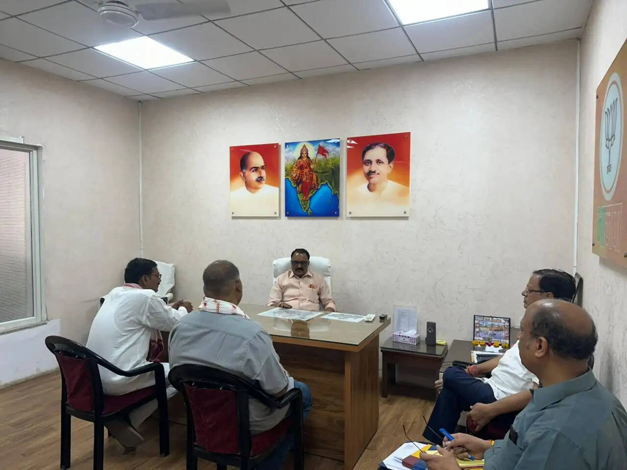 भाजपा प्रदेश कार्यालय में मंत्री राकेश शुक्ला ने सुनी कार्यकर्ताओं की समस्याएं, बोले- कार्यकर्ताओं का सम्मान सर्वोच्च प्राथमिकता