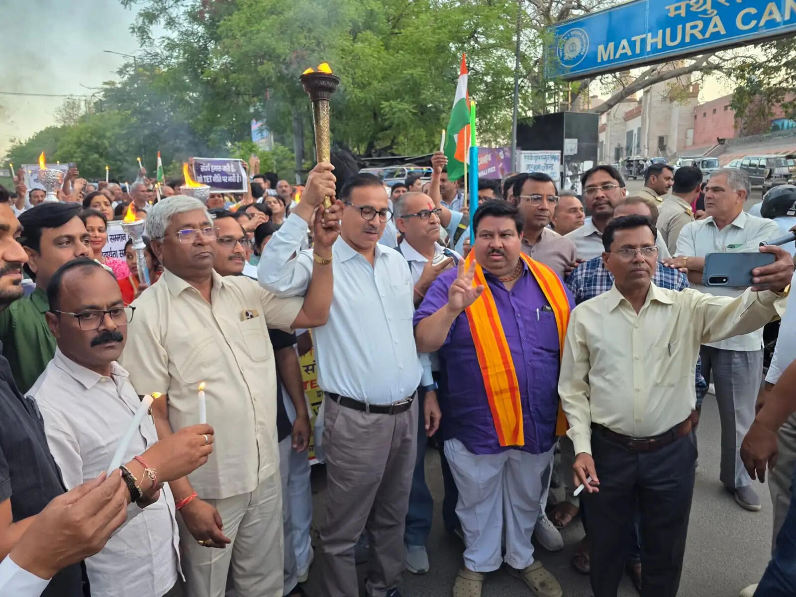 मथुरा&nbsp;:&nbsp;टीईटी के विरोध में हजारों शिक्षकों ने थामी मशाल