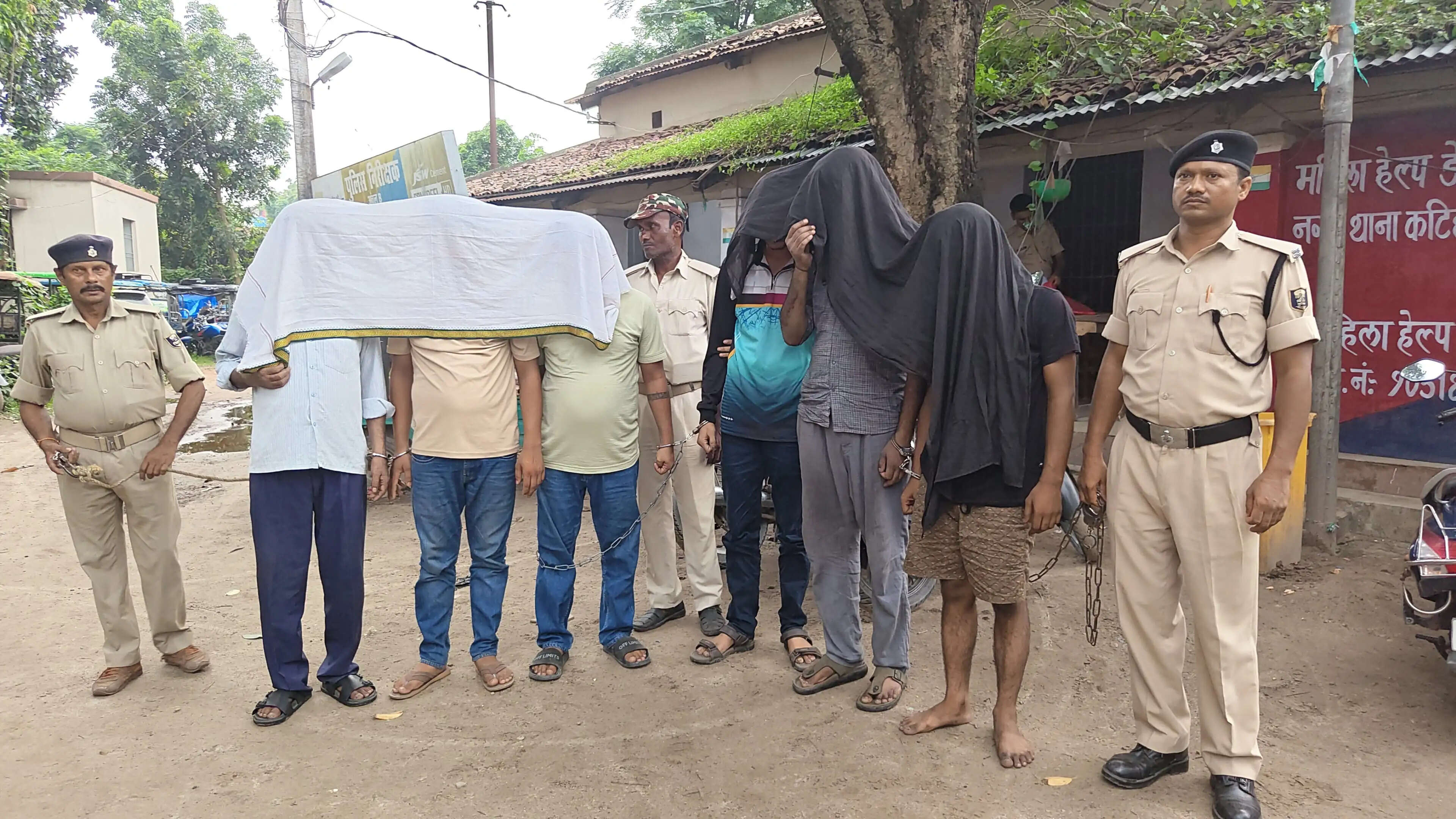 चेन स्नैचिंग गिरोह का भंडाफोड़, 6 आरोपी गिरफ्तार, सोना बरामद