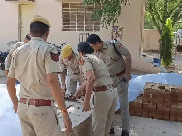 चावल के कट्टों के पीछे छिपाकर ले जा रहे थे शराब, नागौर में 132 पेटियां बरामद
