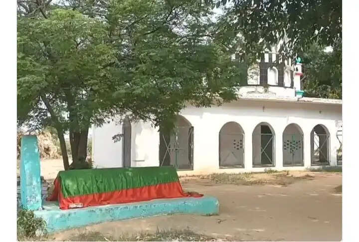 संभल में सरकारी जमीन पर बनी मिली महबूल्ला शाह की मजार, श्रीकल्कि सेना की शिकायत पर प्रशासन ने की पैमाइश