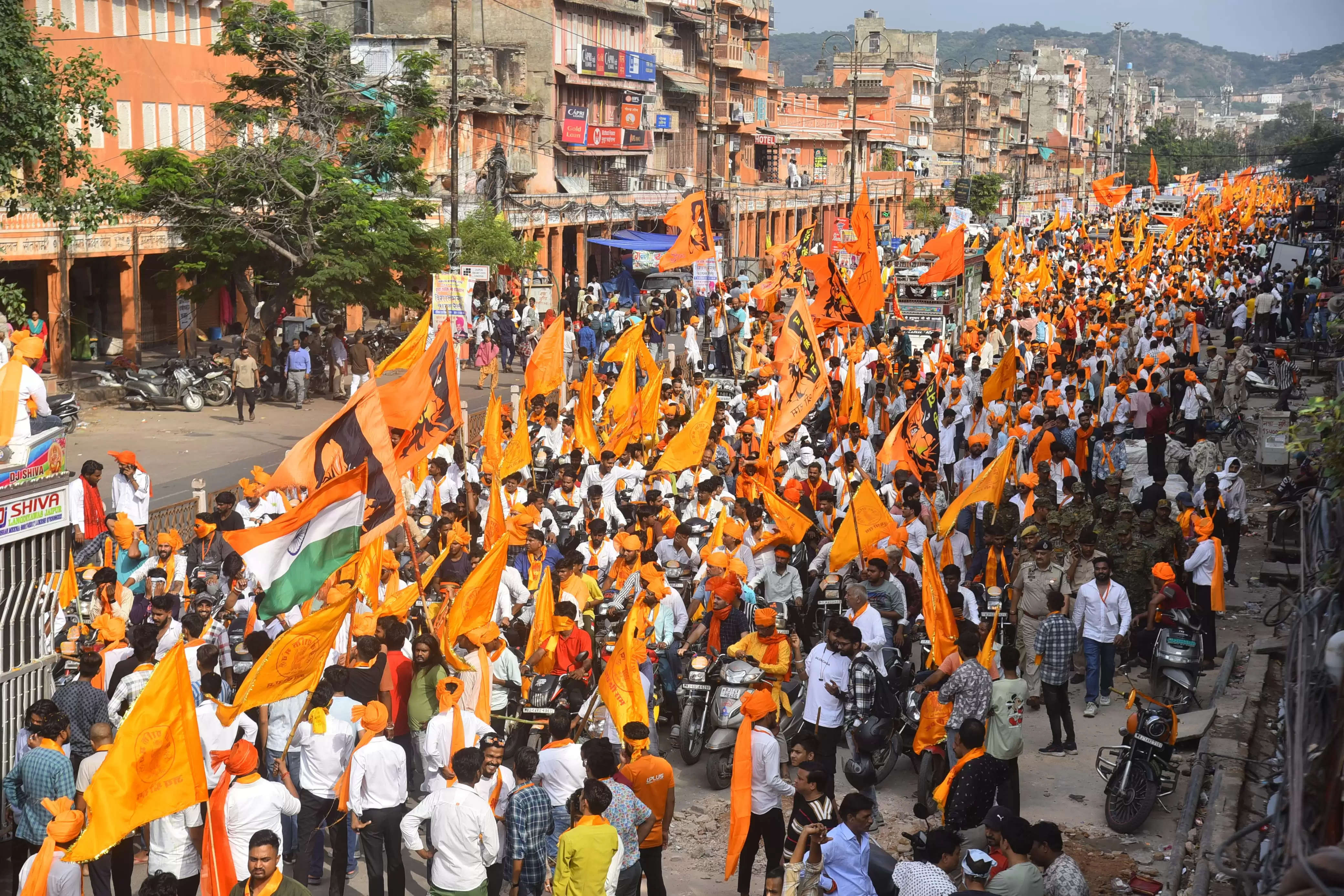 विशाल भगवा रैली निकालकर की हिन्दू राष्ट्र की मांग