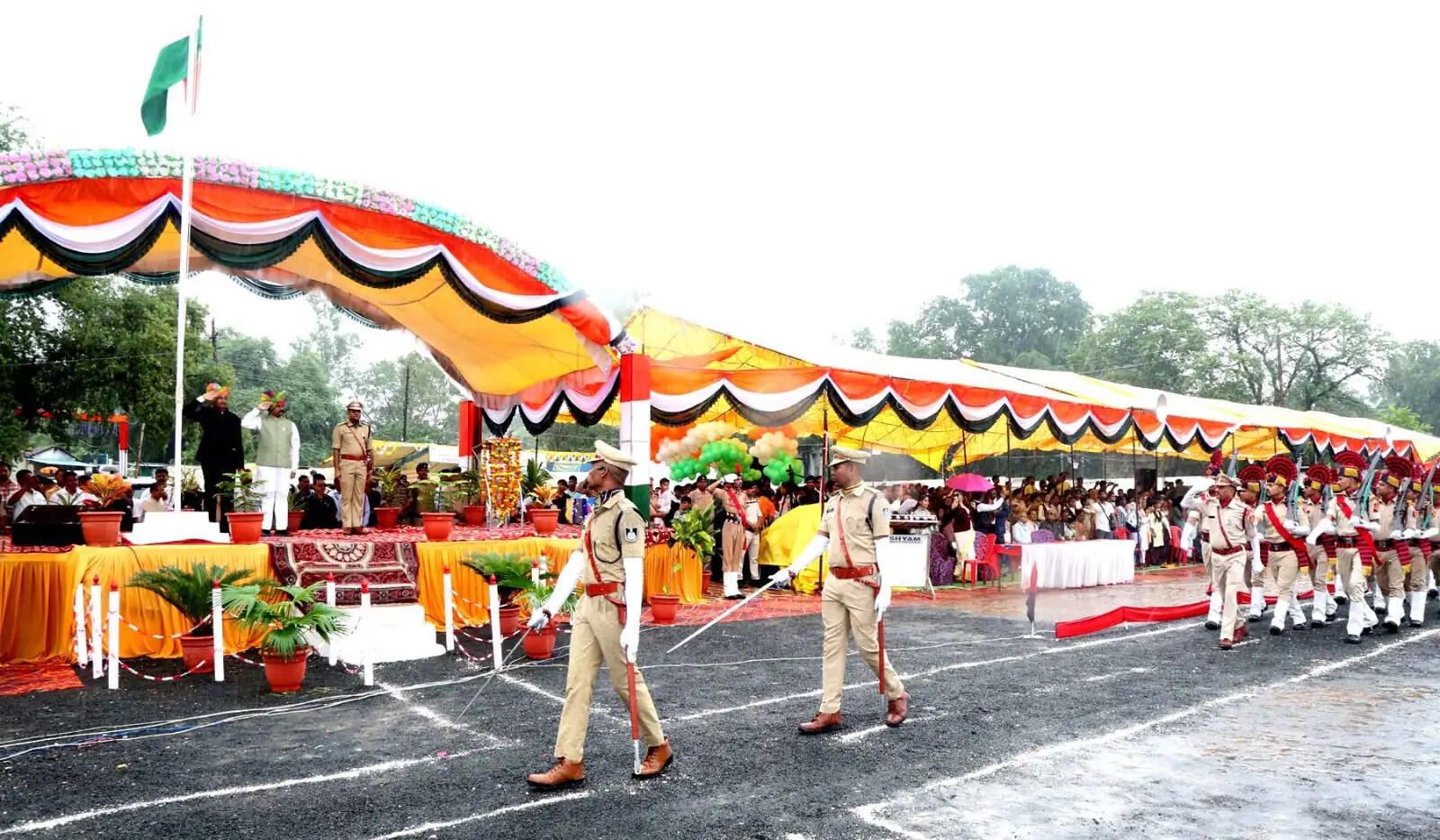 बारिश के बीच दमोह में मना स्वतंत्रता दिवस, देशभक्ति के उत्साह के साथ व्यवस्थाओं पर भी उठे सवाल