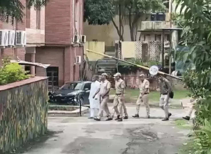 पेपर लीक प्रकरण : बाबूलाल कटारा और रामूराम राईका को पुलिस घेरे में आरपीएसी कार्यालय लाया गया