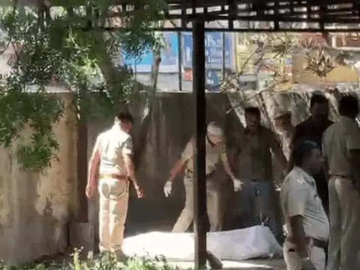 साइंस कॉलेज की पार्किंग में पेड़ से लटका मिला युवक का शव, इलाके में मचा हड़कंप