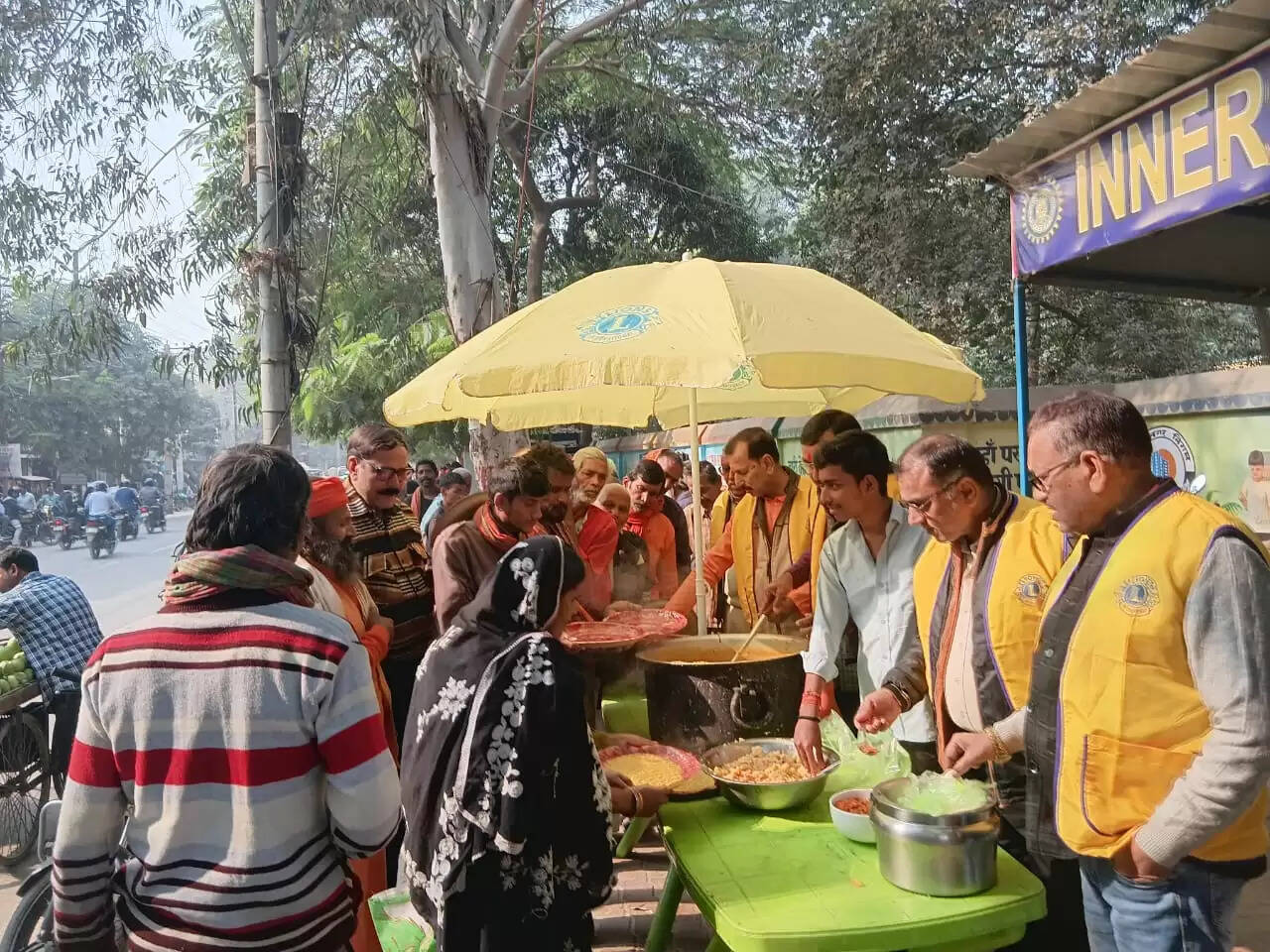 लायंस क्लब ने जरूरतमंद लोगों के लिए आयोजित की अन्नपूर्णा सेवा