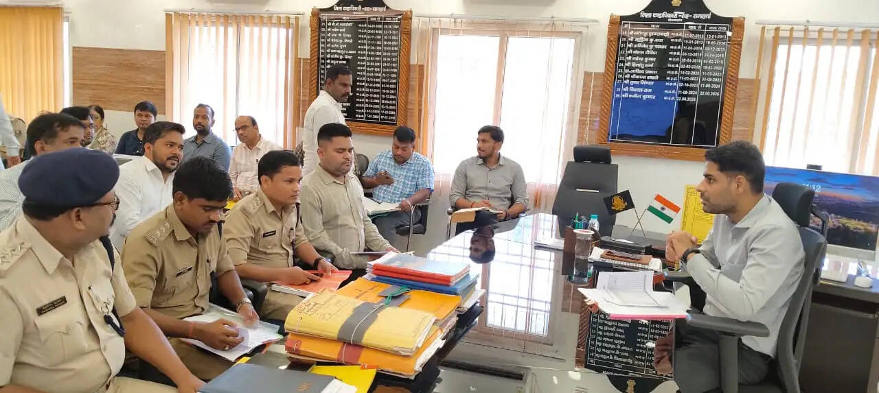 सड़क सुरक्षा पर डीएम सख्त, लंबित हिट एंड रन मुआवजे पर मांगी रिपोर्ट