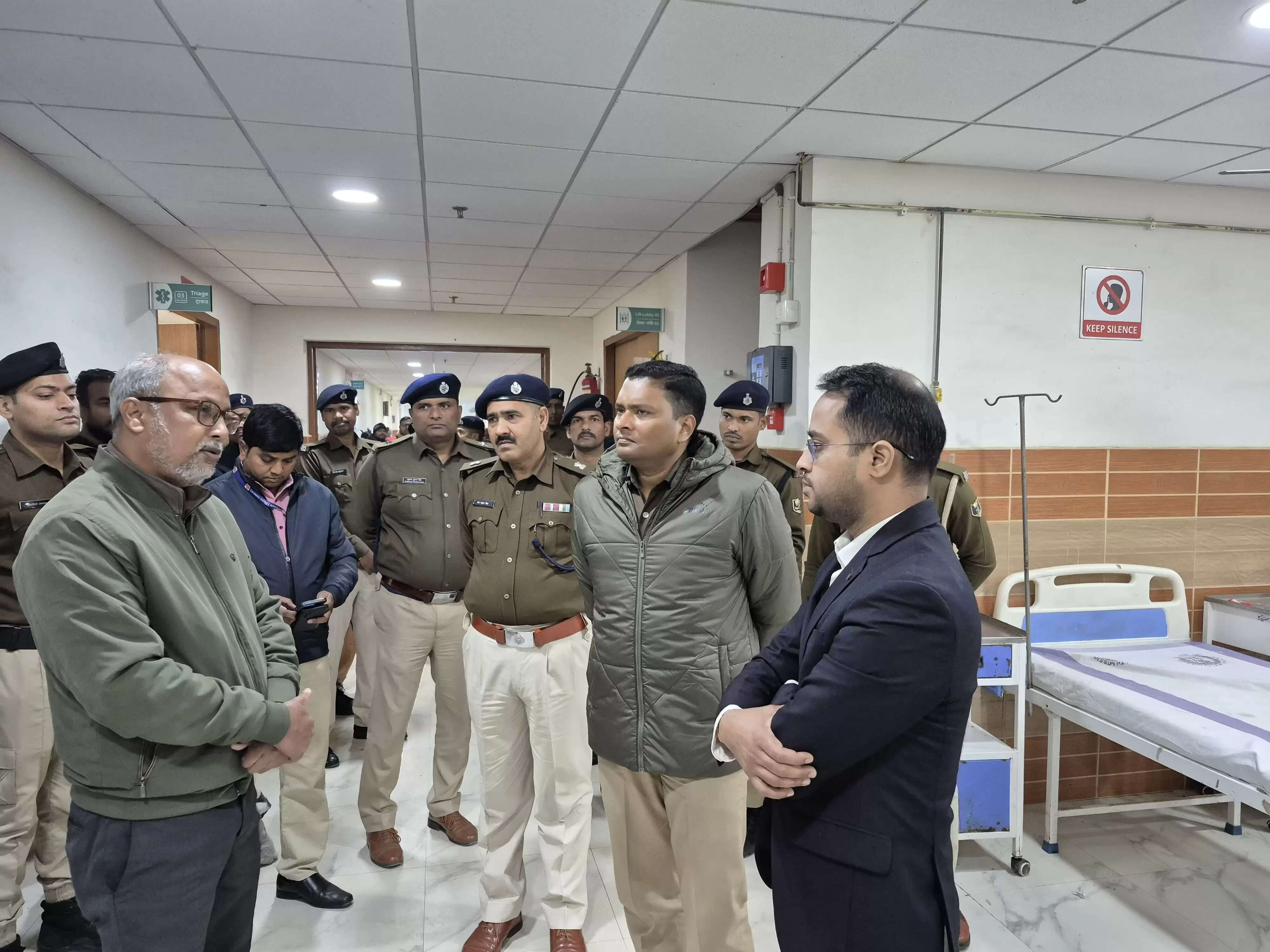 नाथबाबा घाट और सदर अस्पताल का डीएम एसपी ने किया निरीक्षण